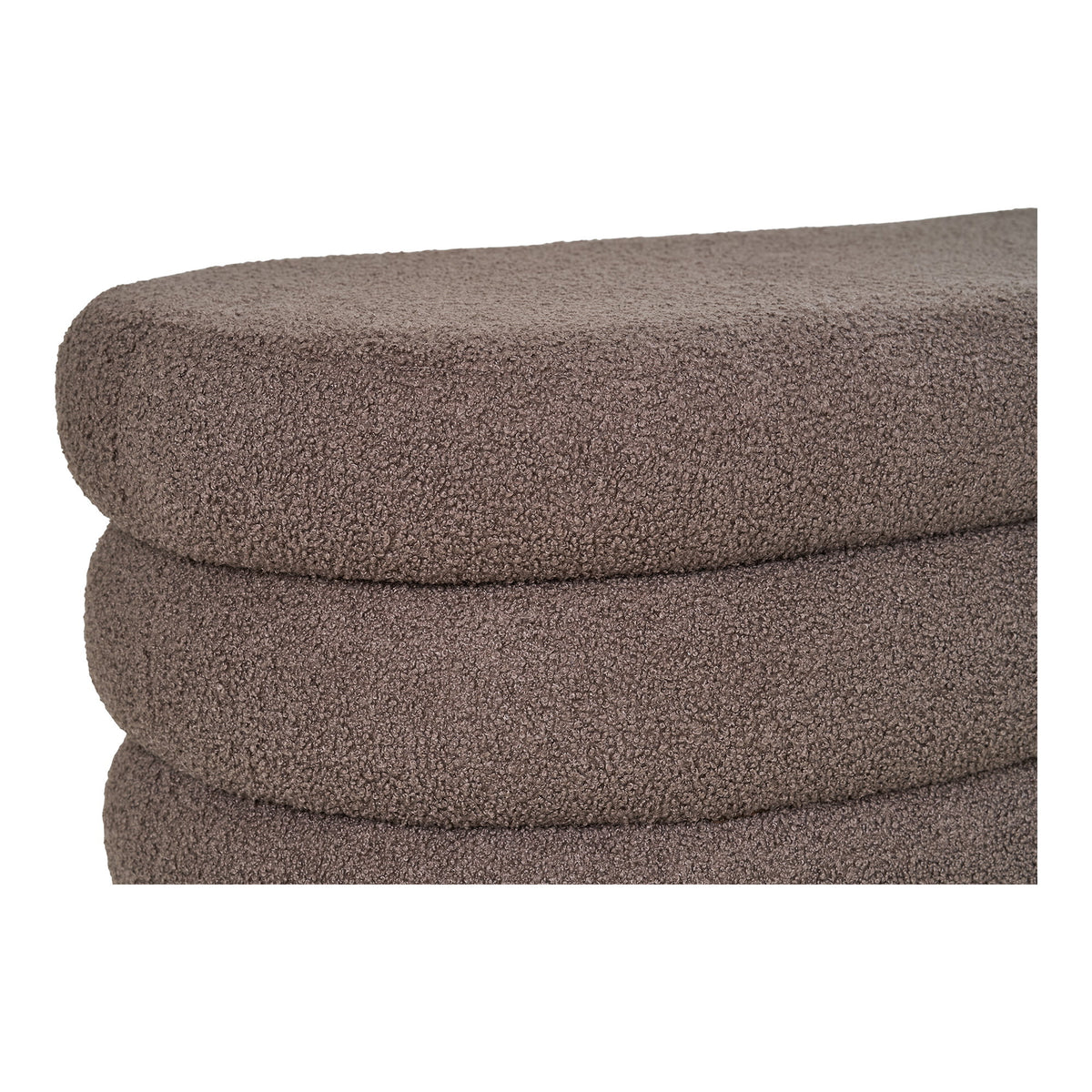 Détail du tissu teddy marron toasté et des bourrelets arrondis du banc Dartford