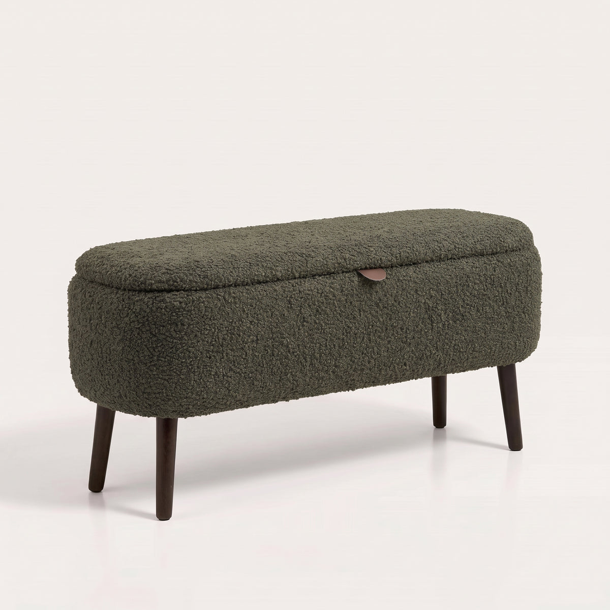 Banc coffre Harlow en bouclé vert kaki, assise bombée et pieds fuselés en bois foncé, vue de trois quarts sur fond clair