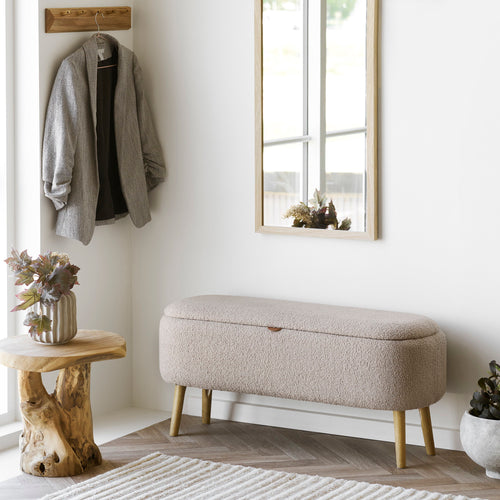 Banc coffre Harlow bouclé beige pieds bois naturel lifestyle entrée décoration scandinave cosy