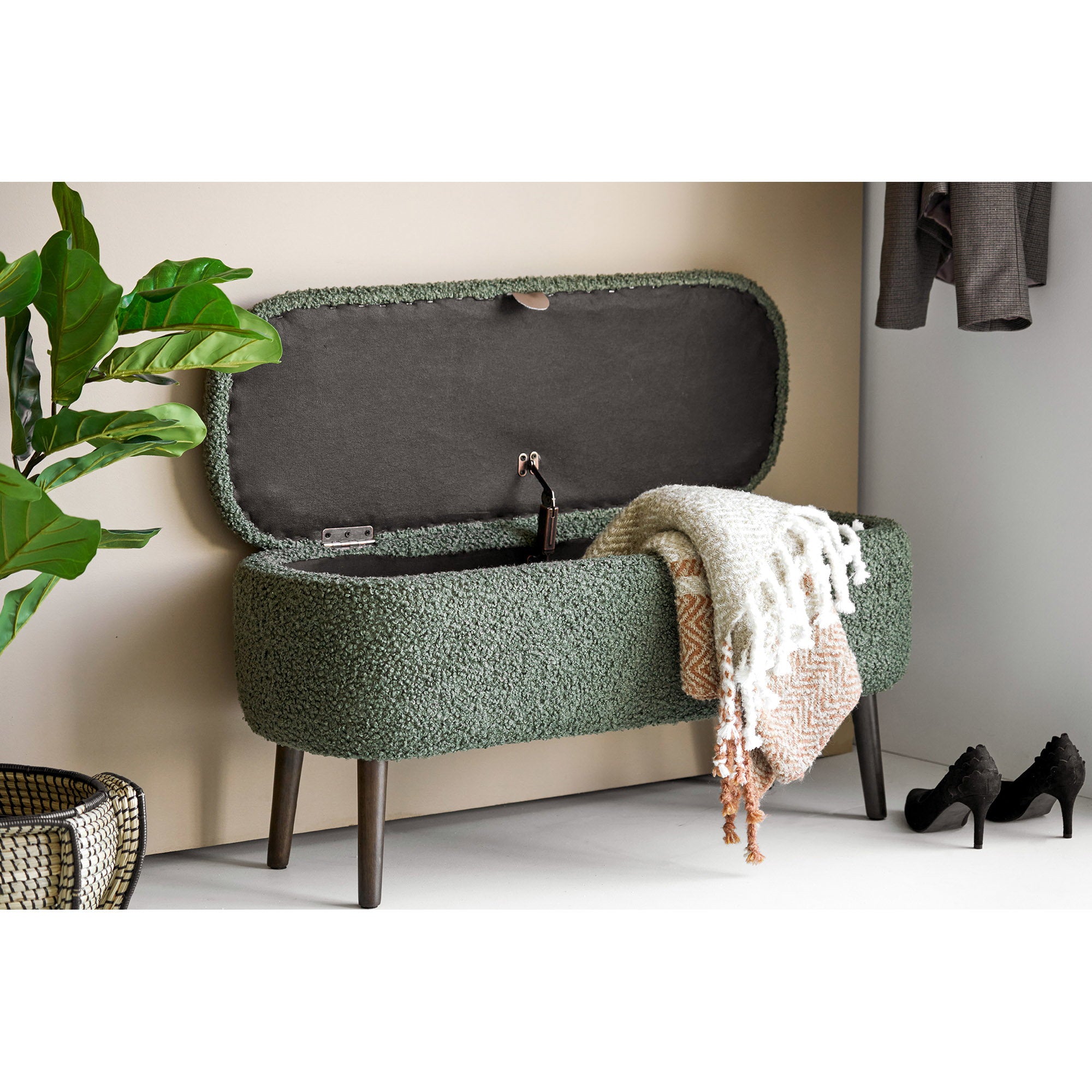 Banc coffre Harlow bouclé vert kaki 95 cm en situation