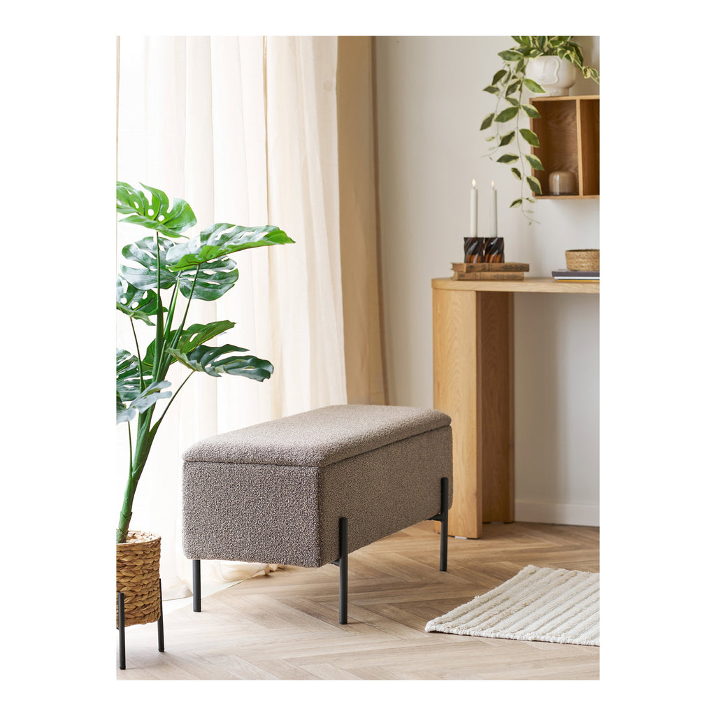 Banc coffre Watford bouclé marron pieds métal noir dans salon contemporain vue lifestyle