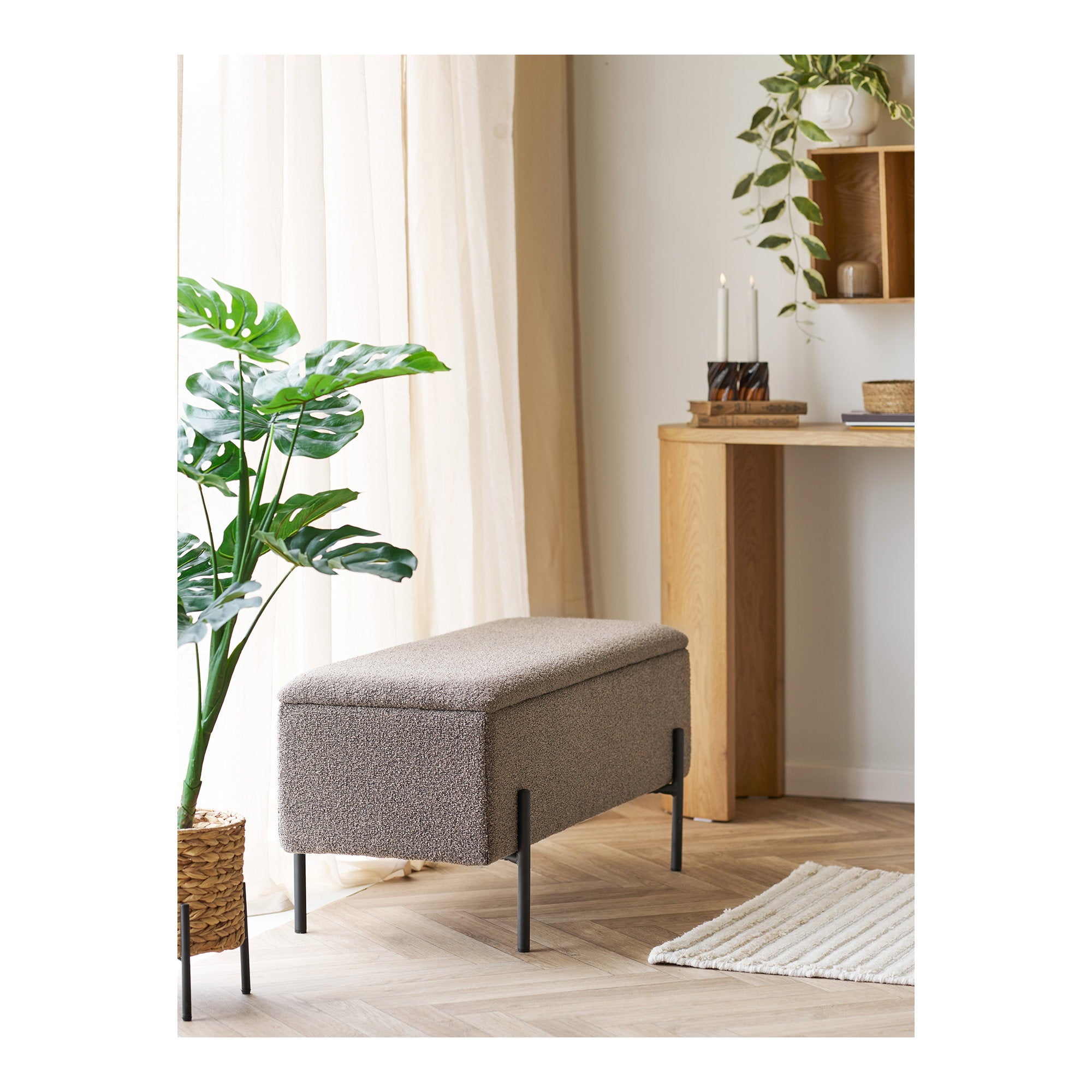 Banc coffre Watford bouclé marron pieds métal noir dans salon contemporain vue lifestyle