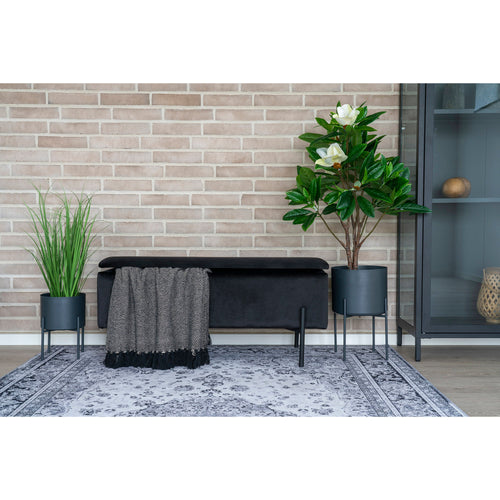 Banc coffre Watford velours noir pieds métal noir lifestyle mur brique industriel plaid chevrons