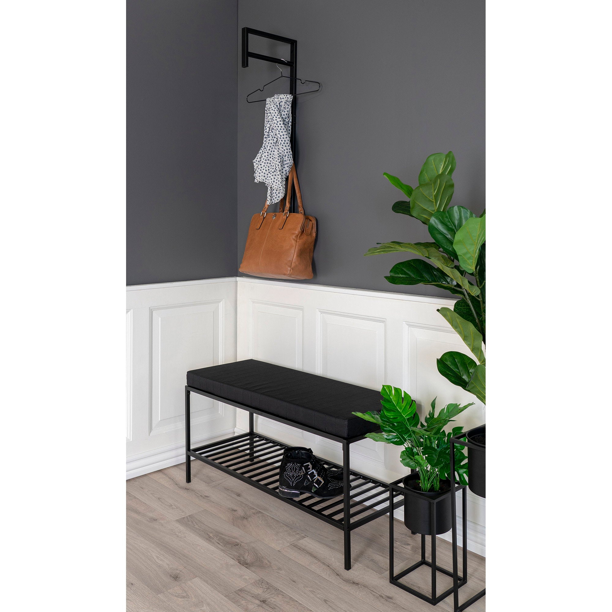Banc Vita noir mat entrée style loft boiseries blanches chaussures rangées étagère acier noir