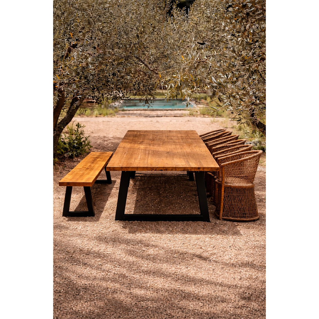 Banc en teck recyclé pieds en fer 220 cm en situation