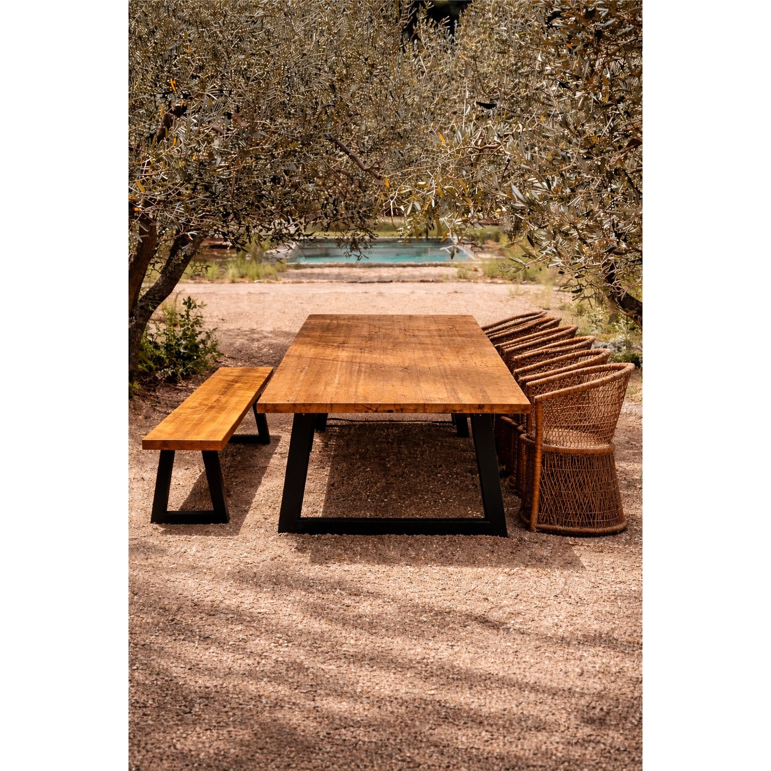 Banc en teck recyclé pieds en fer 220 cm en situation