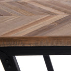 Détail du chant de l'assise en teck et du cadre en fer noir riveté du banc Herringbone