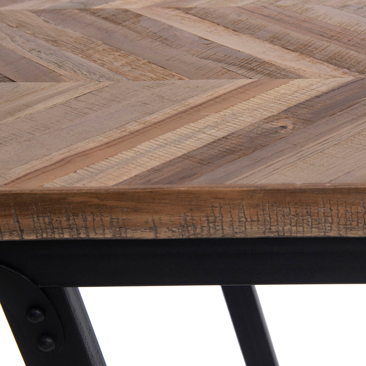 Détail du chant de l'assise en teck et du cadre en fer noir riveté du banc Herringbone