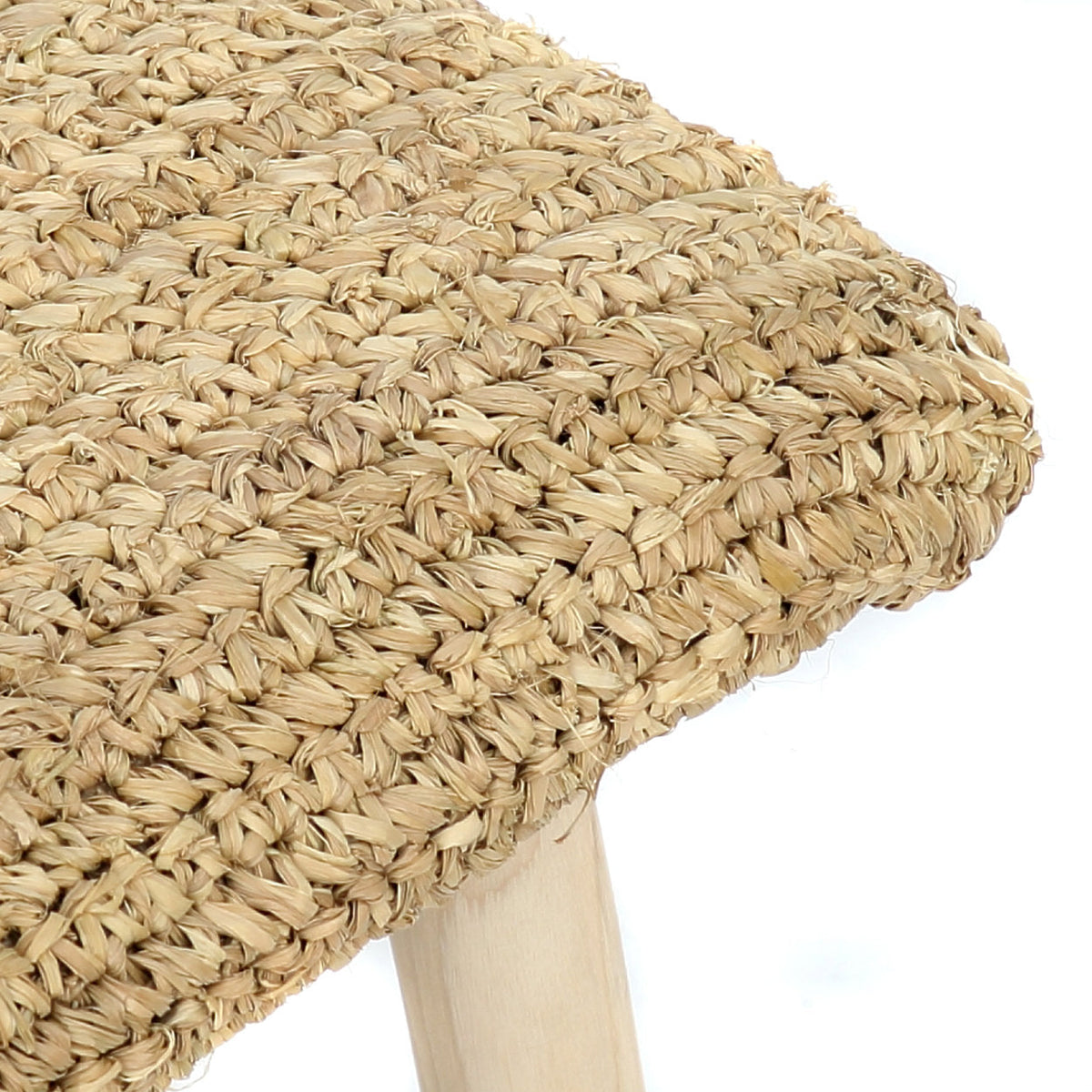 Détail du tressage en raphia de l'assise du banc Raffia au-dessus d'un pied en teck