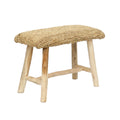 Banc Raffia en teck et raphia naturel vu de trois quarts sur fond blanc avec son entretoise en H