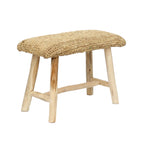 Banc Raffia en teck et raphia naturel vu de trois quarts sur fond blanc avec son entretoise en H