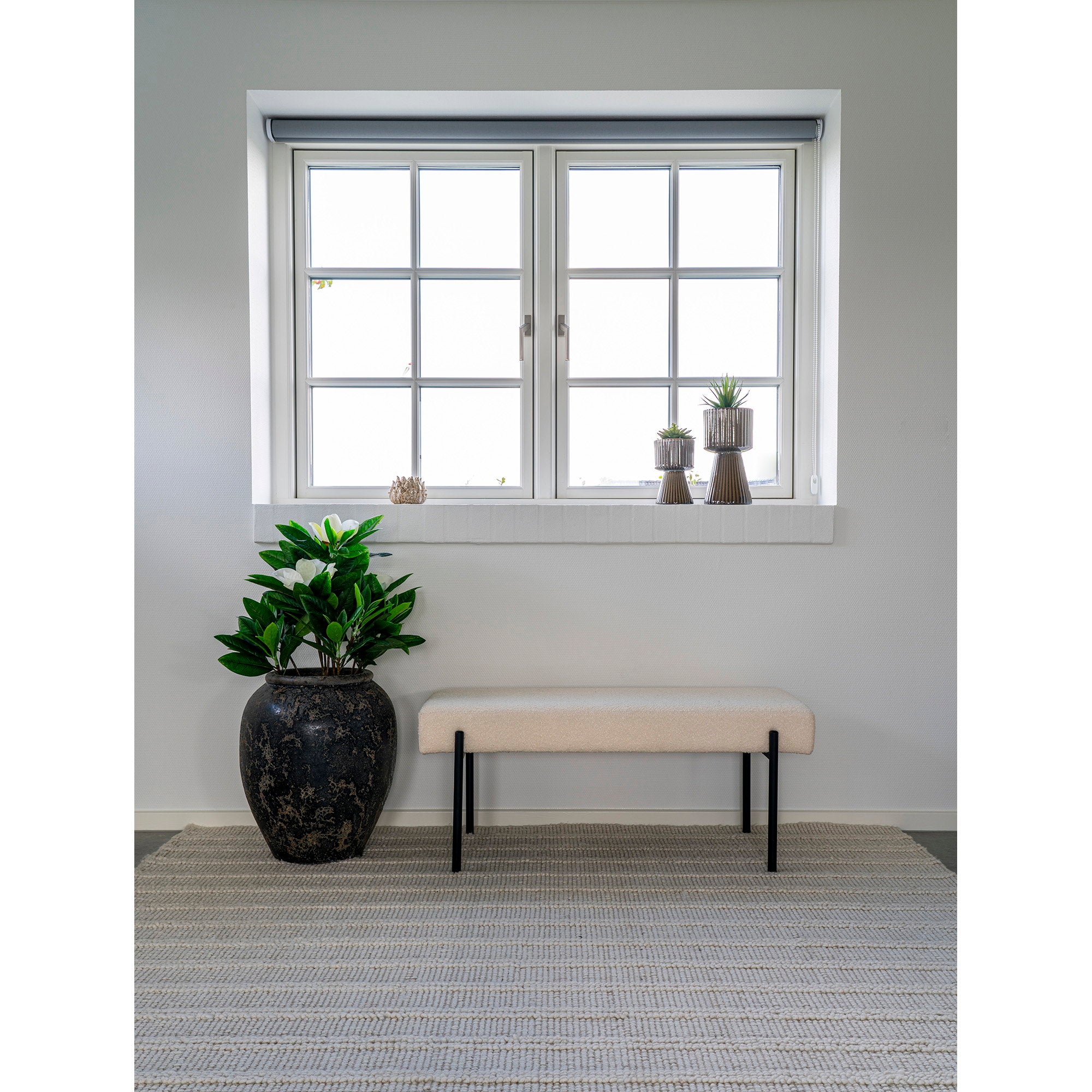 Banc Swindon bouclé blanc pieds noirs lifestyle sous fenêtre décoration minimaliste japandi