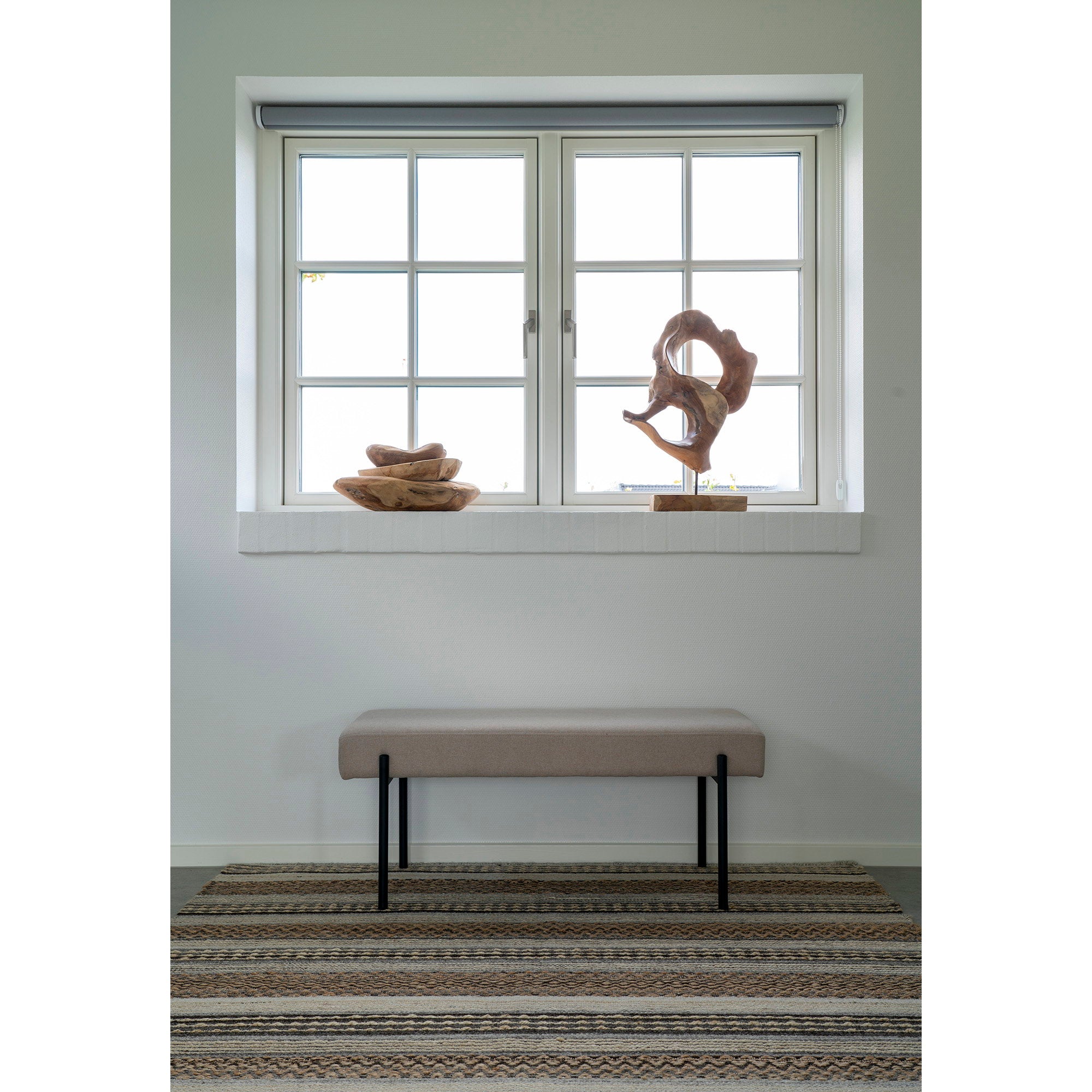Banc Swindon stone beige pieds noirs lifestyle sous fenêtre décoration naturelle wabi-sabi