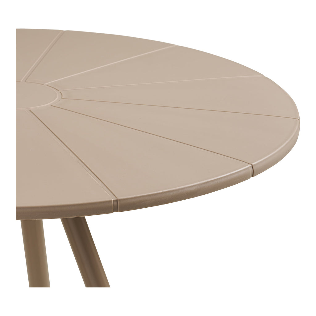 Gros plan segments rayonnants plateau polypropylène taupe mat table bistrot Barletta extérieur