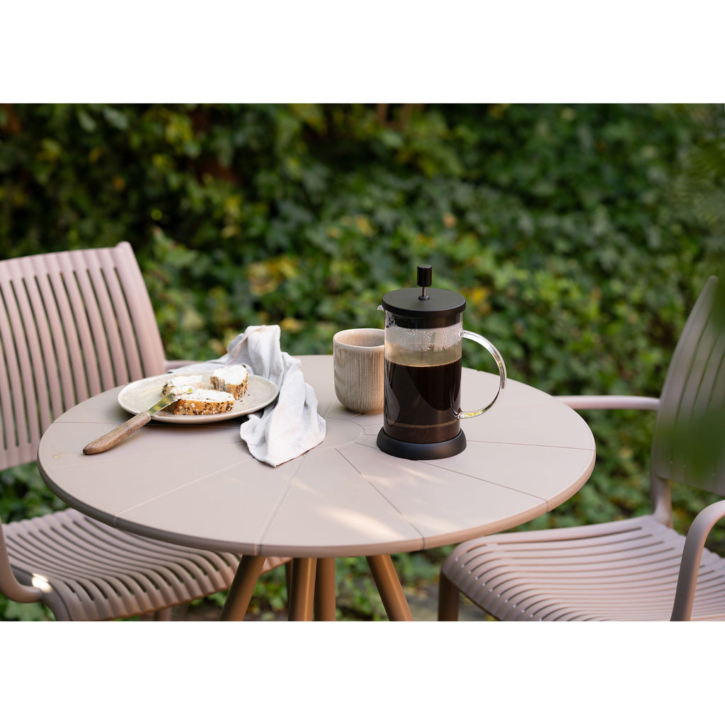 Vue dessus plateau table bistrot Barletta taupe petit déjeuner café presse french press jardin