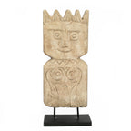 Bas-relief Timor Man en grès vu de face personnage à couronne de cinq pointes sur socle en fer noir