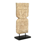 Bas-relief Timor Man en grès sur socle 47 cm en situation
