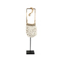 Besace de cauris blancs sur socle 75 cm