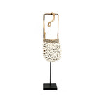 Besace de cauris blancs sur socle 75 cm