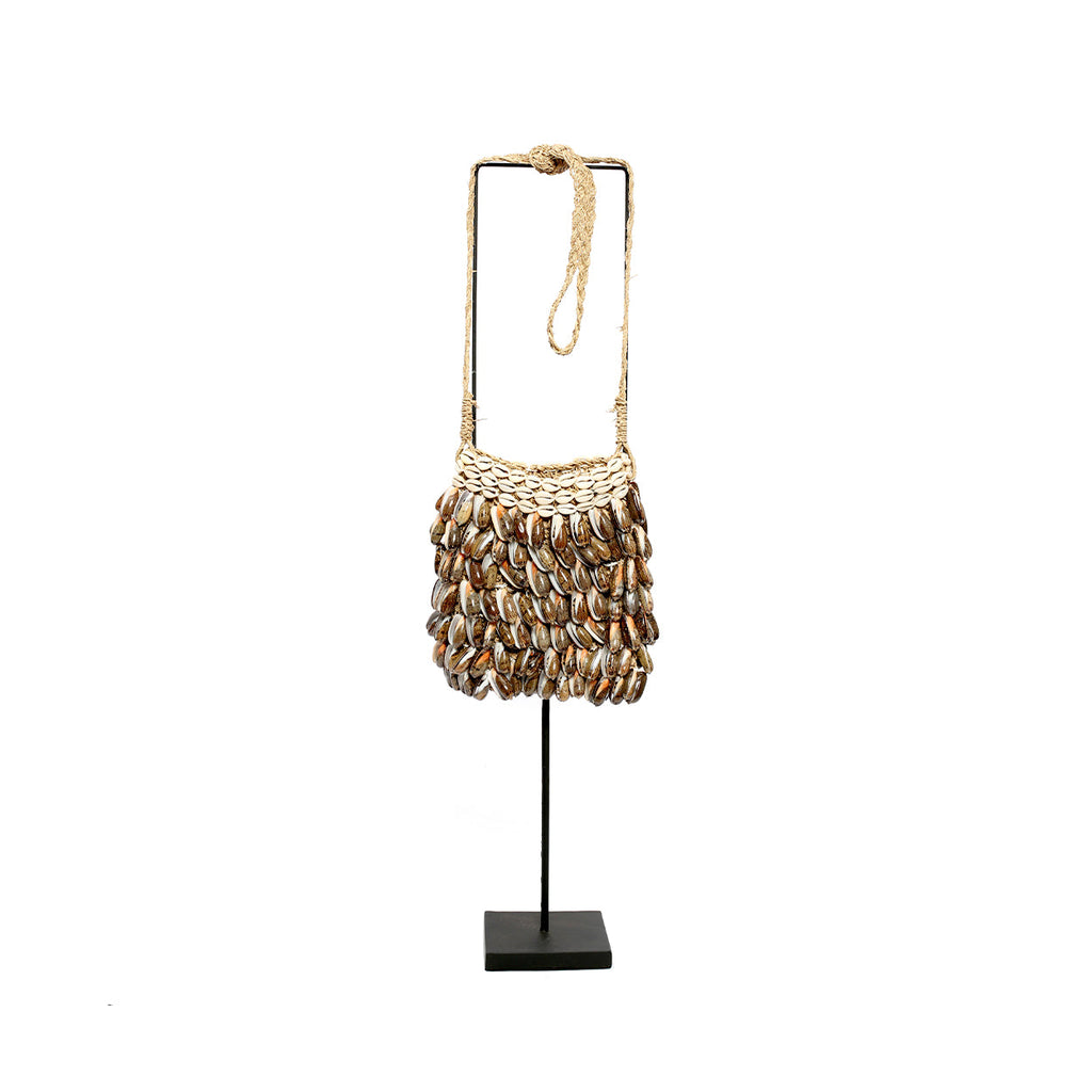 Besace de nacre brune sur socle 75 cm