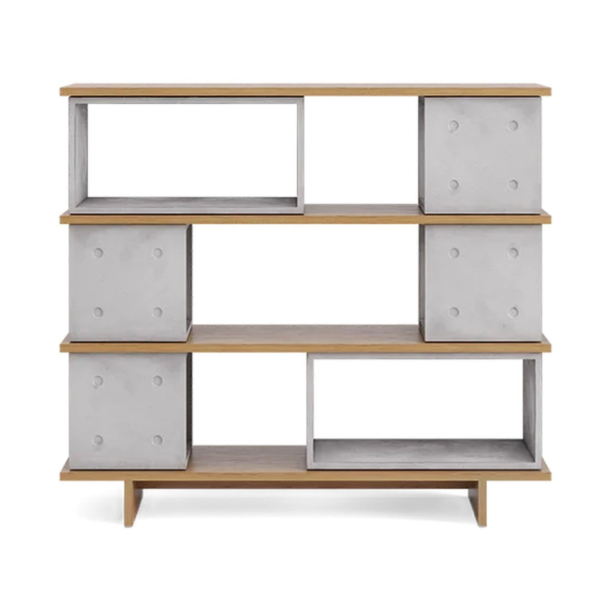 Bibliothèque Dice à trois niveaux avec modules en béton gris naturel et plateaux en chêne sur fond blanc
