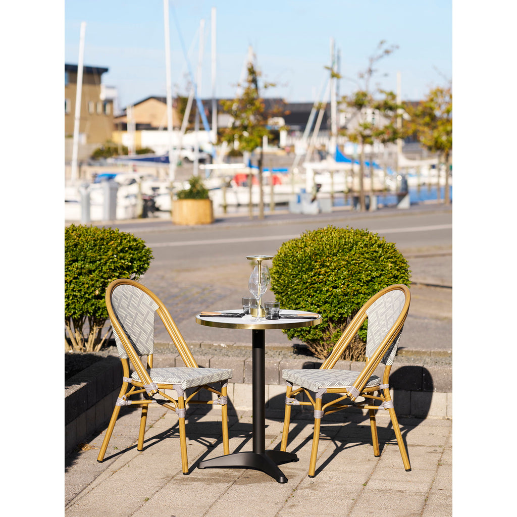 Table bistrot marbre blanc liseré or aluminium terrasse port deux chaises bistrot rotin gris