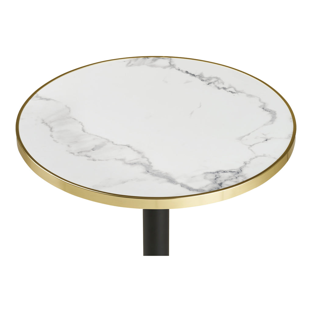 Vue plongeante plateau rond marbre blanc veinures grises liseré doré table bistrot aluminium