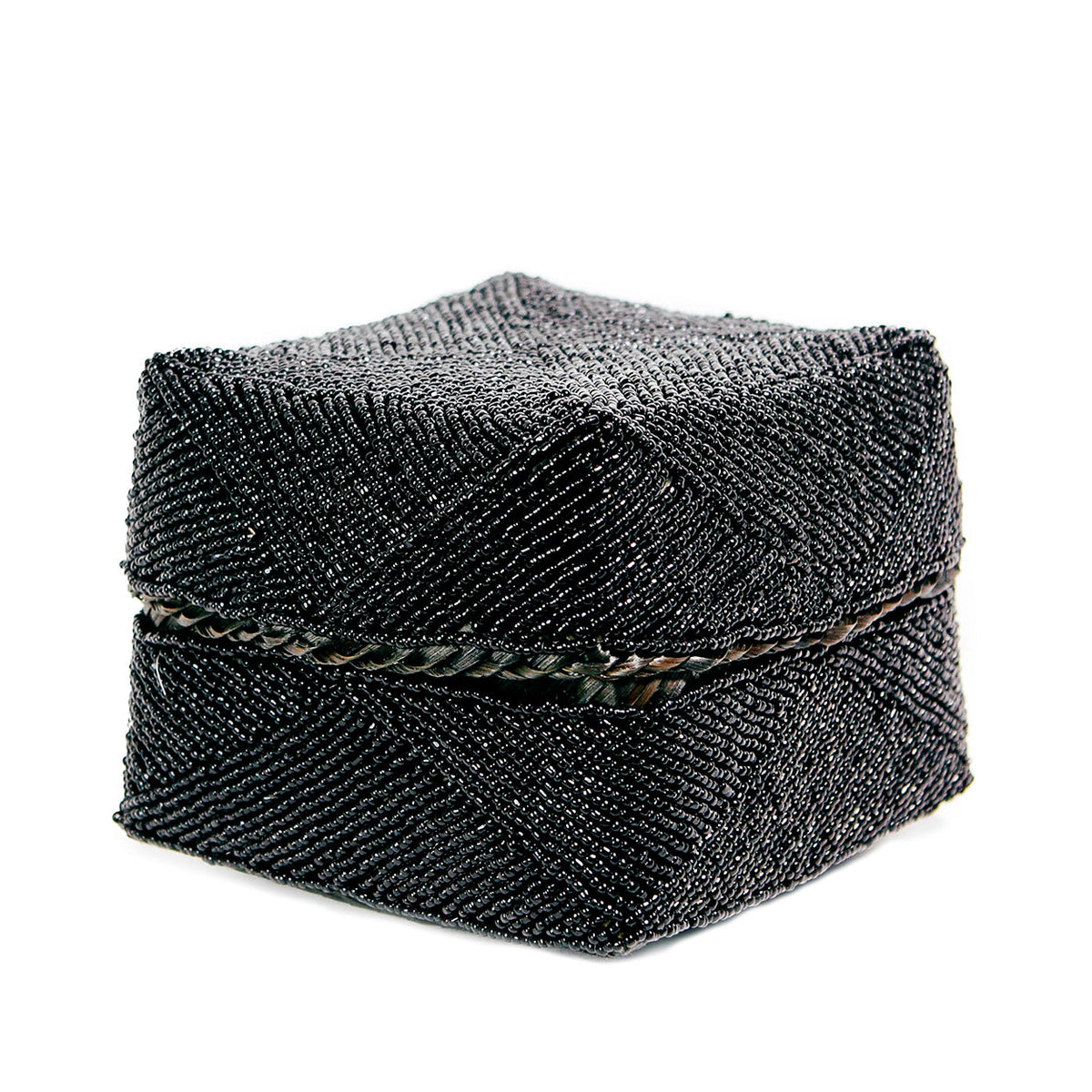 Boîte à couvercle Beaded en perles noires vue de près avec ses rangs en chevrons