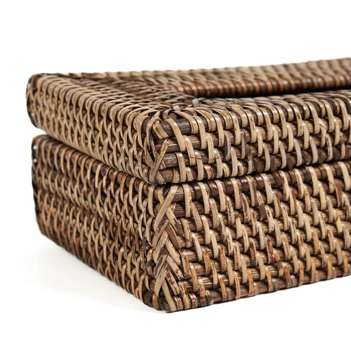 Détail d'un angle de la boîte à mouchoirs en rotin avec son tressage en chevrons