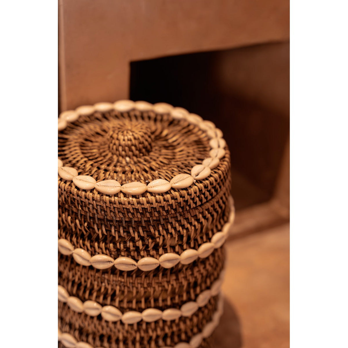 Couvercle en rotin de la boîte de rangement cerclé de cauris avec son bouton tressé