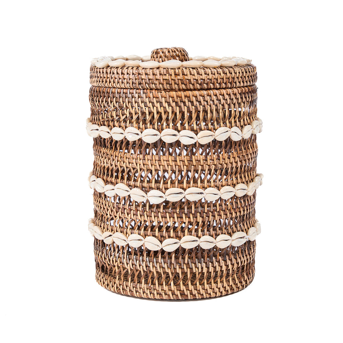 Boîte de rangement ronde en rotin brun avec son couvercle et ses trois rangs de cauris sur fond blanc