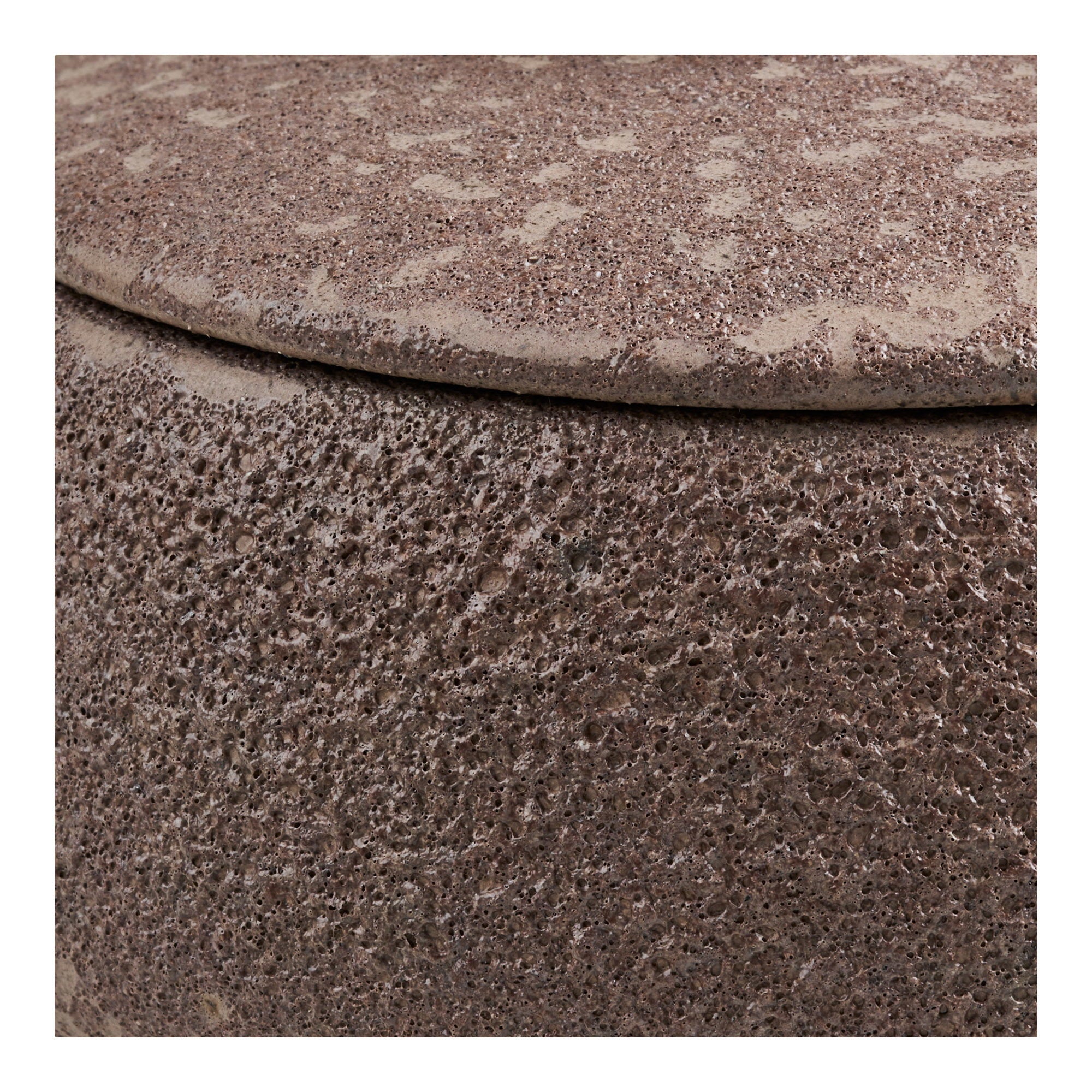 Boîte décorative céramique brune texturée vue de détail
