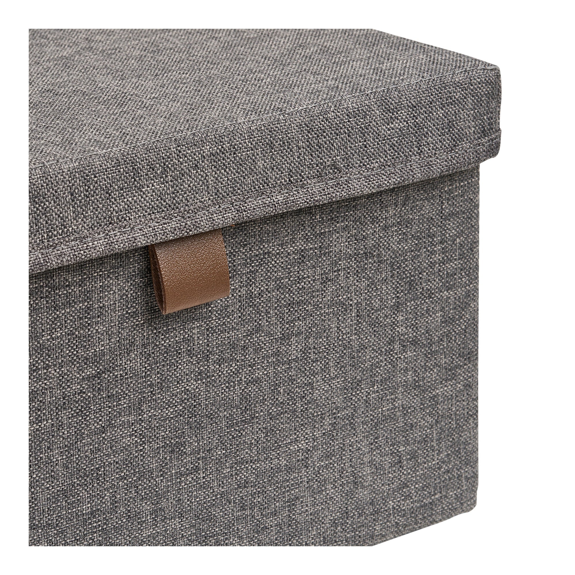 Gros plan languette simili cuir caramel boîte rangement Noto textile gris chiné