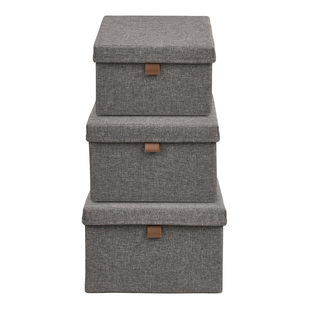 Trois boîtes de rangement Noto gris foncé empilées de la plus grande à la plus petite vues de face
