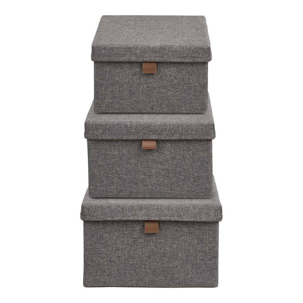 Trois boîtes rangement Noto grises empilées vue de face languette simili cuir caramel