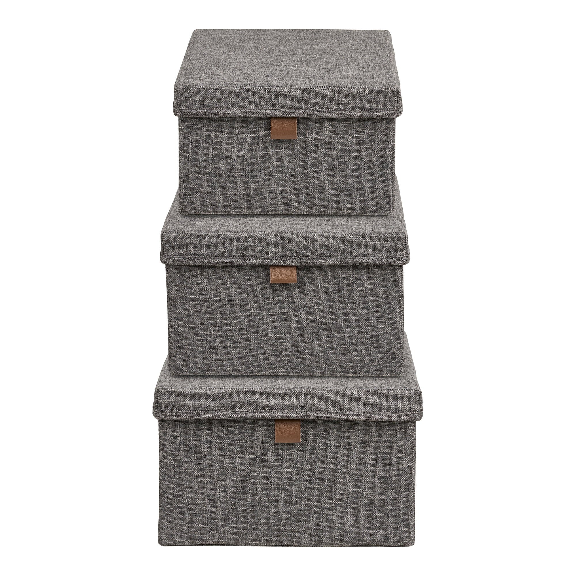Trois boîtes rangement Noto grises empilées vue de face languette simili cuir caramel