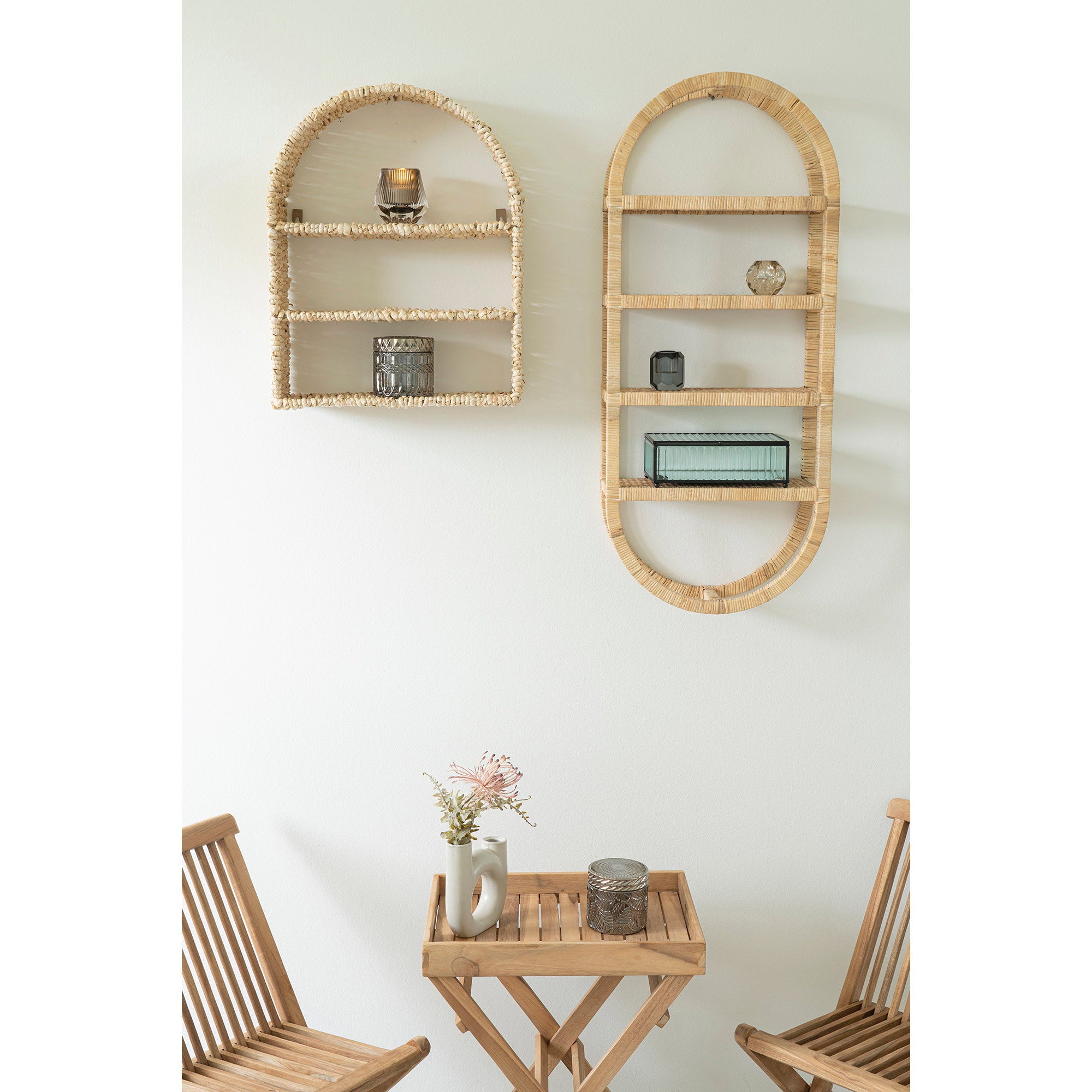 Set boîtes verre fumé sur plateau rotin cuisine avec cache-pots succulentes
