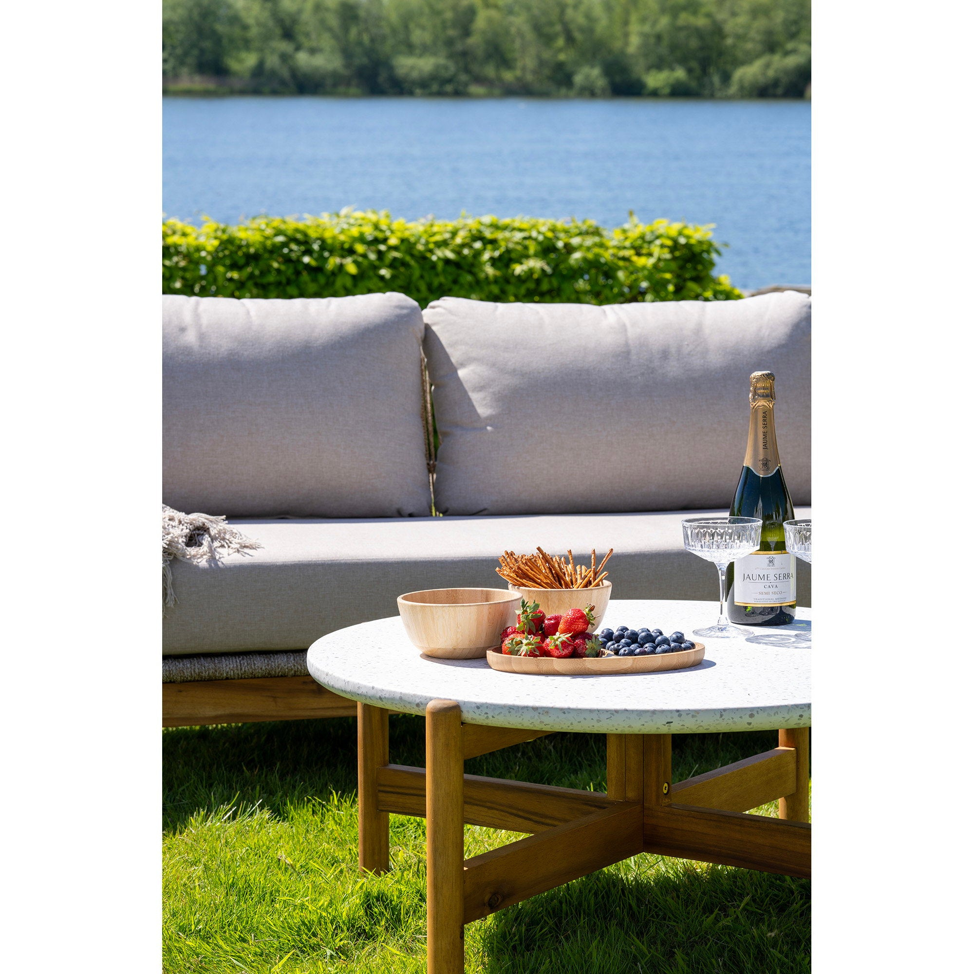 Bol bambou Chefalu table terrazzo jardin bord de lac fraises myrtilles champagne