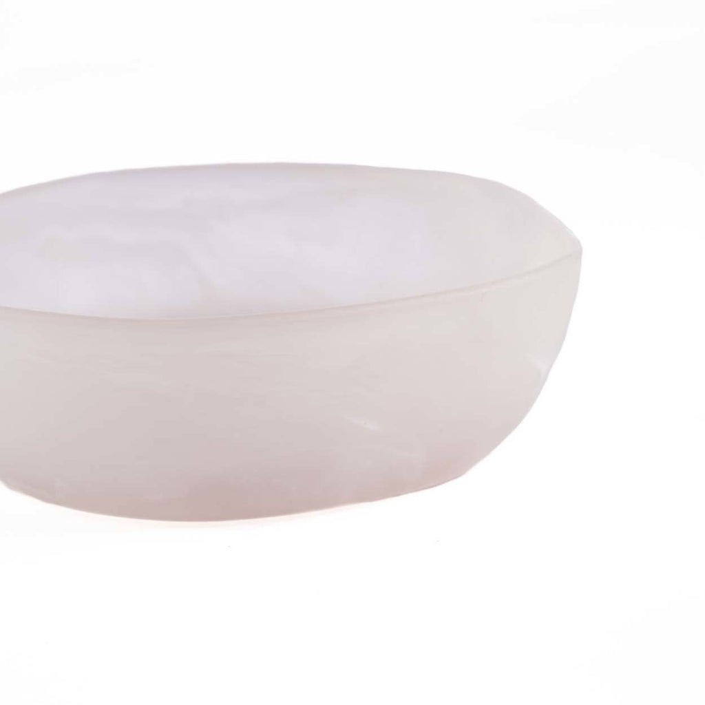 Bol creux en résine marbrée rose et blanc 25 cm en situation