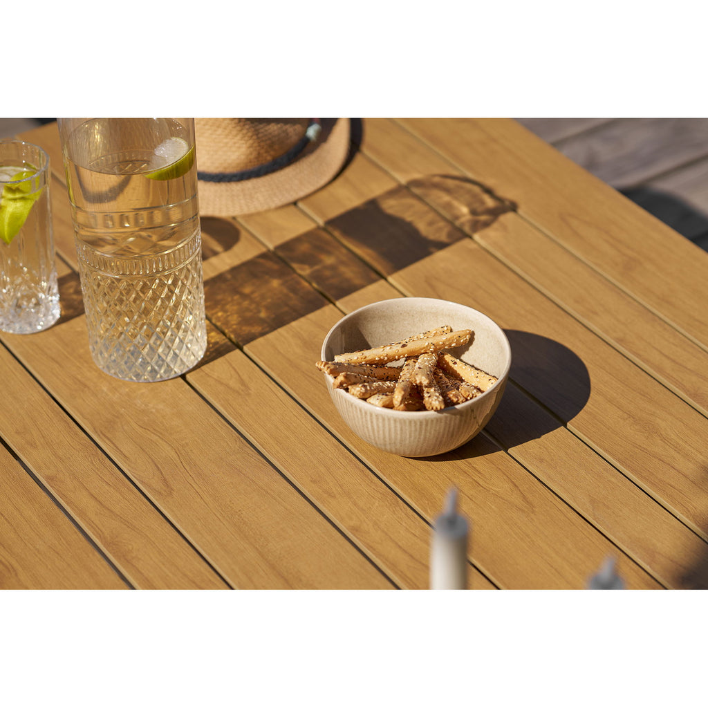 Bol Viola beige côtelé crackers sésame table teck terrasse plan rapproché ambiance