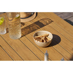 Bol Viola beige côtelé avec crackers au sésame sur une table en teck