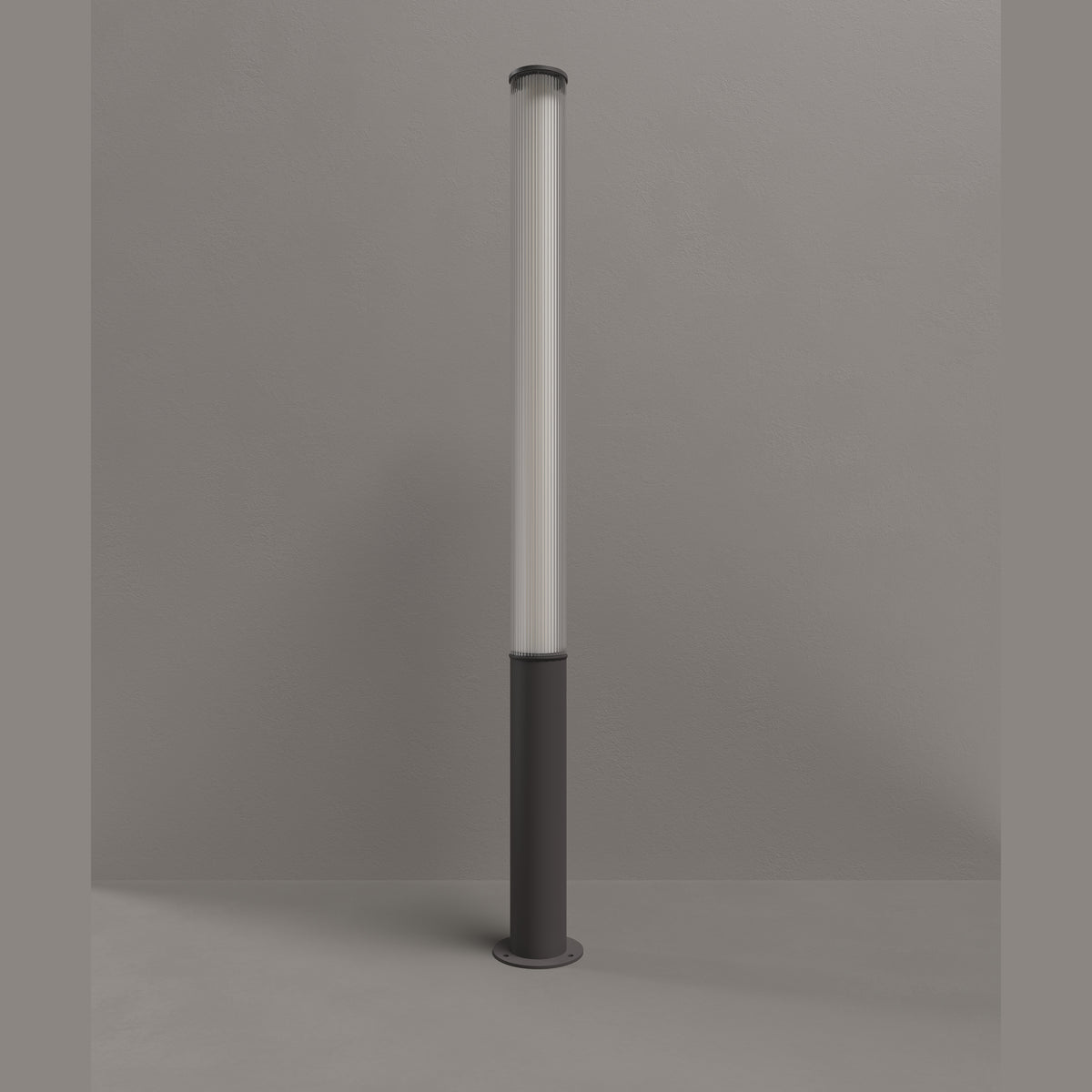 Borne d'extérieur Gardenia métal anthracite 152 cm éteinte devant un mur gris