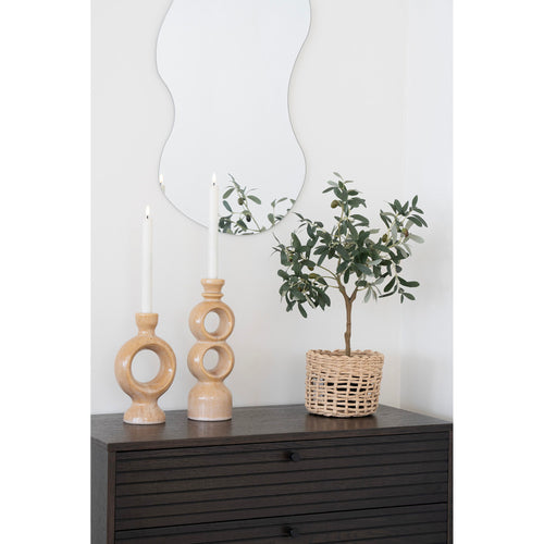 Bougeoir céramique camel totem sur console bois foncé avec miroir et plante olive