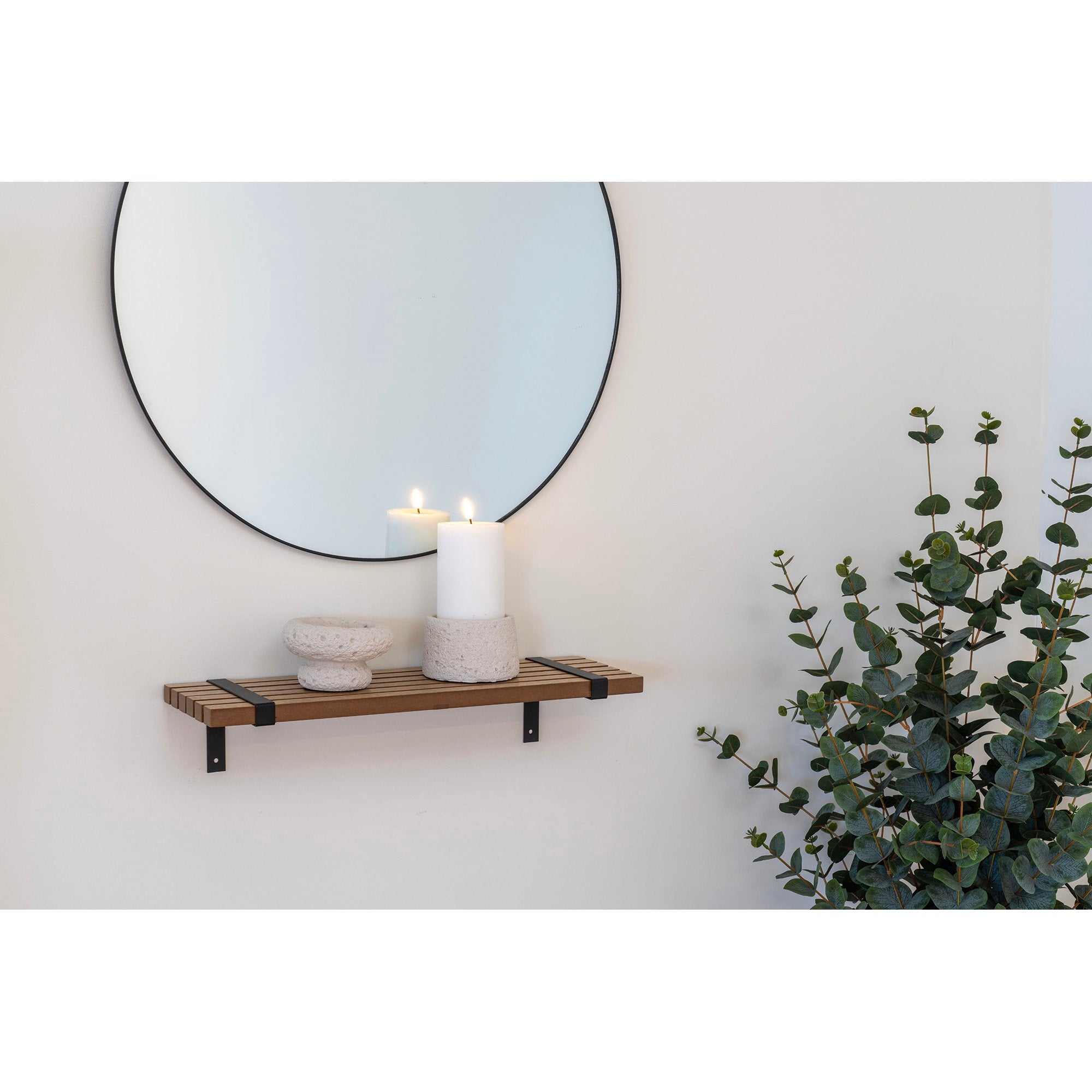 Duo bougeoirs ciment texturé blanc sur étagère murale bois miroir rond ambiance cosy