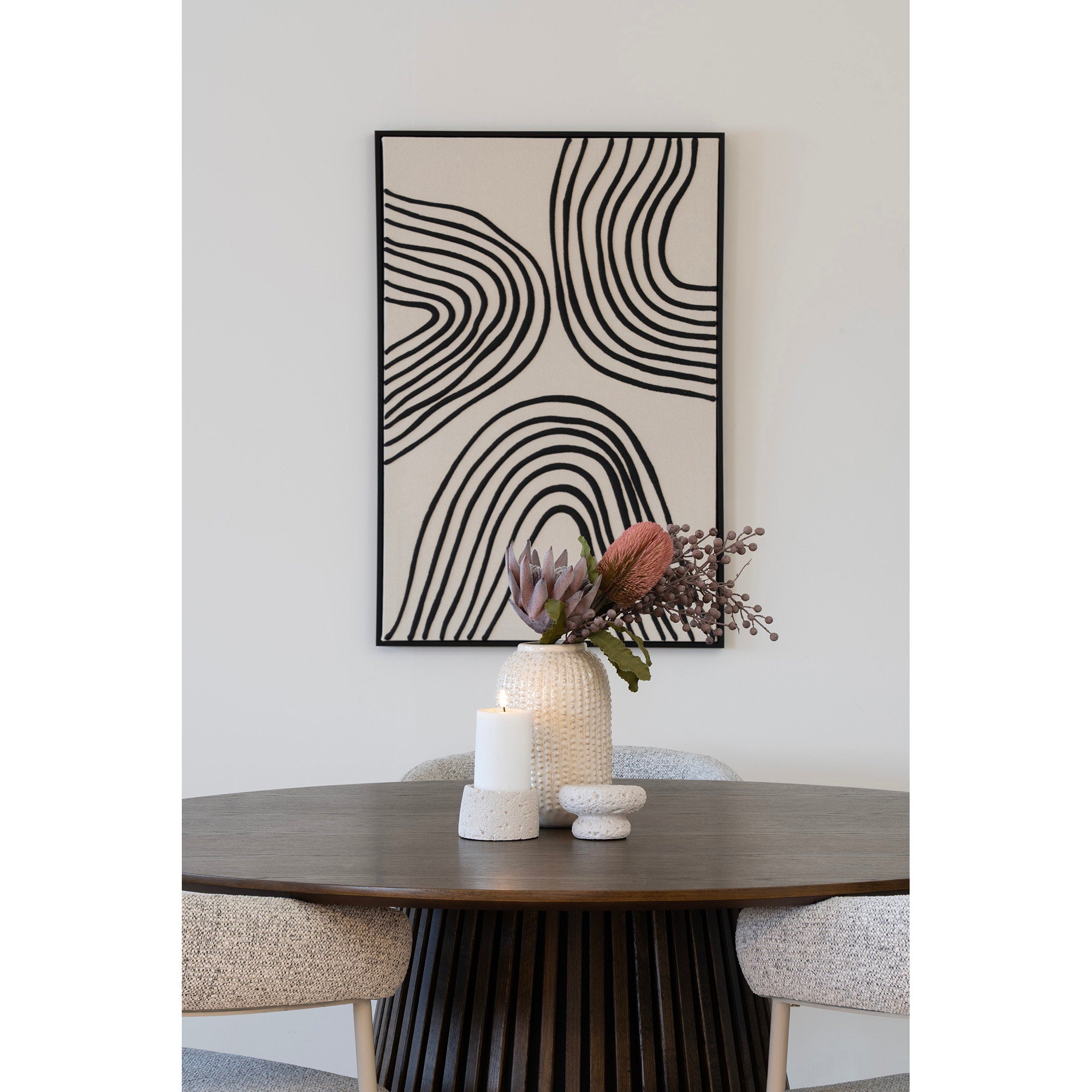 Set bougeoirs ciment blanc volcanique sur table ronde bois sombre salle à manger avec vase et fleurs séchées