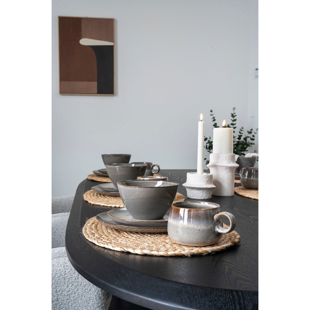 Duo bougeoirs ciment blanc calcaire bougies allumées table ronde noire art de la table