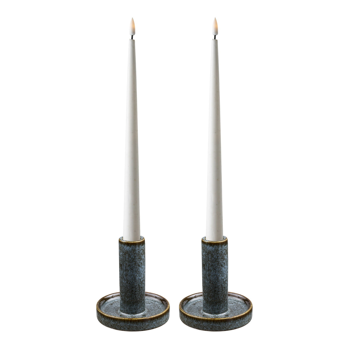 Deux bougeoirs colonne bleu lagon garnis de longues bougies blanches sur fond blanc