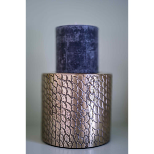 Bougeoir cylindre bas à texture croco finition laiton 10 cm en situation