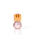 Bougeoir en verre recyclé vu de face avec cube ambre à logement pour bougie et sphère rose taillée à facettes