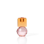 Bougeoir en verre recyclé vu de face avec cube ambre à logement pour bougie et sphère rose taillée à facettes